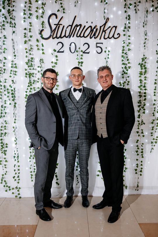 Studniówka Zespołu Szkół i Placówek Oświatowych w Zwierzyńcu - galeria zdjęć