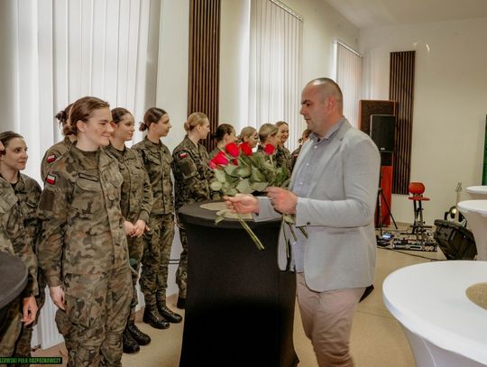 Dzień Kobiet w Klubie 2 Hrubieszowskiego Pułku Rozpoznawczego - galeria zdjęć