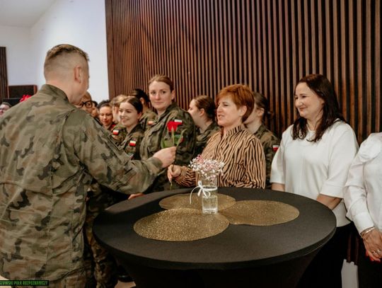 Dzień Kobiet w Klubie 2 Hrubieszowskiego Pułku Rozpoznawczego - galeria zdjęć