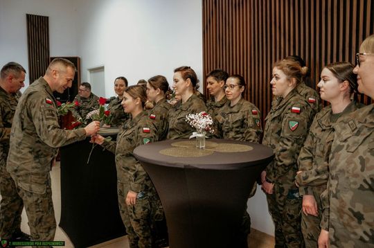 Dzień Kobiet w Klubie 2 Hrubieszowskiego Pułku Rozpoznawczego - galeria zdjęć