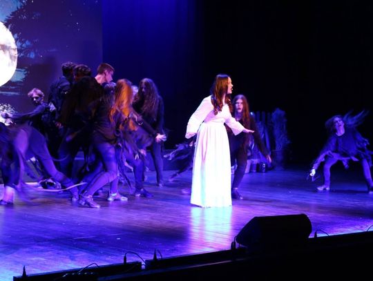 „Topielica i Szeptucha” na scenie Hrubieszowskiego Domu Kultury - galeria zdjęć