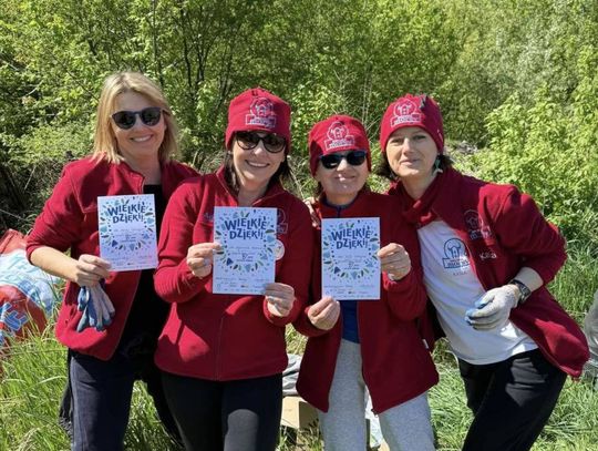 Hrubieszowskie Morsy posprzątały brzegi Huczwy. Zebrali 43 worki śmieci [ZDJĘCIA]