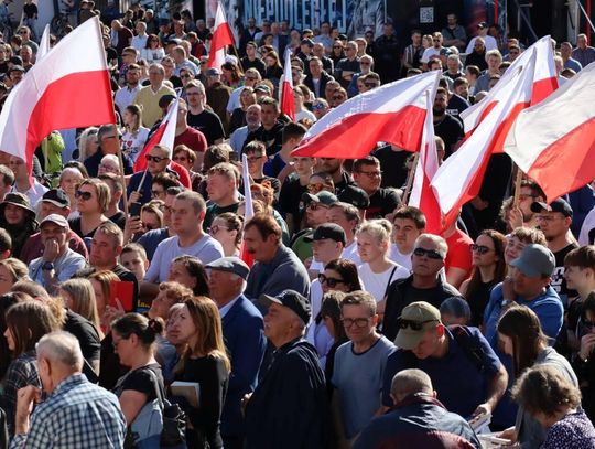 Grzegorz Braun w Zamościu. Wiec wyborczy na Rynku Wielkim. Zobacz zdjęcia Grzegorz Braun w Zamościu. Wiec wyborczy na Rynku Wielkim. Zobacz zdjęcia