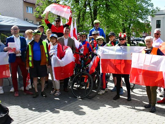 Biłgoraj: Młodzież rozdawała flagi