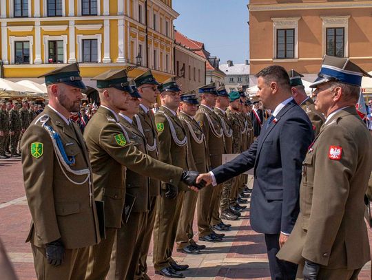 Zamość w rocznicę uchwalenia Konstytucji 3 maja. Uroczystości na Rynku Wielkim [ZDJĘCIA]