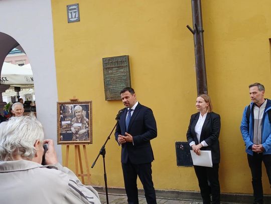 Zamość: Odsłonięcie tablicy pamięci Bogumiły Sawy na Rynku Wielkim [ZDJĘCIA]