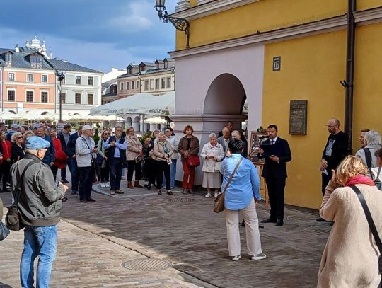 Zamość: Odsłonięcie tablicy pamięci Bogumiły Sawy na Rynku Wielkim [ZDJĘCIA]