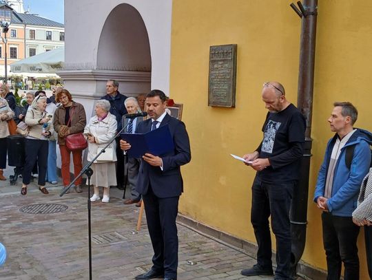 Zamość: Odsłonięcie tablicy pamięci Bogumiły Sawy na Rynku Wielkim [ZDJĘCIA]
