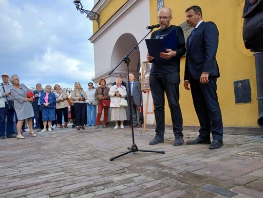 Zamość: Odsłonięcie tablicy pamięci Bogumiły Sawy na Rynku Wielkim [ZDJĘCIA]