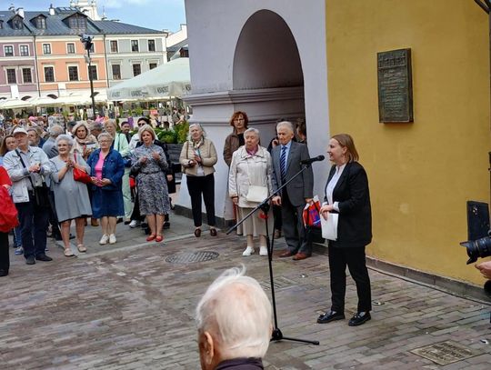 Zamość: Odsłonięcie tablicy pamięci Bogumiły Sawy na Rynku Wielkim [ZDJĘCIA]