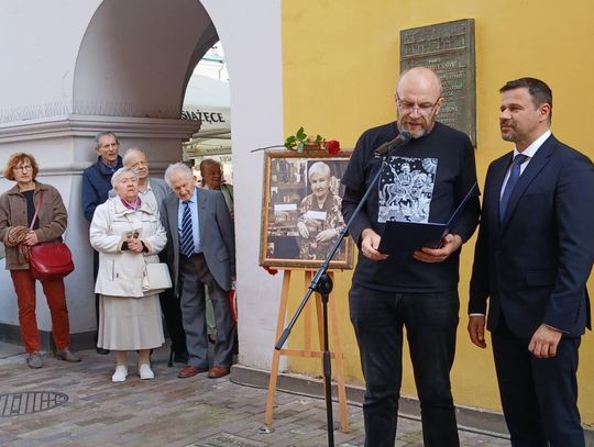 Zamość: Odsłonięcie tablicy pamięci Bogumiły Sawy na Rynku Wielkim [ZDJĘCIA]