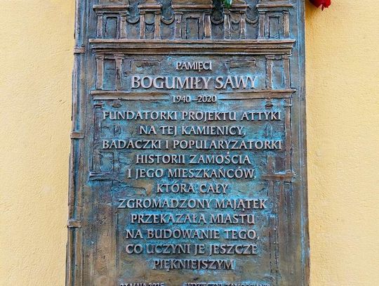 Zamość: Odsłonięcie tablicy pamięci Bogumiły Sawy na Rynku Wielkim [ZDJĘCIA]