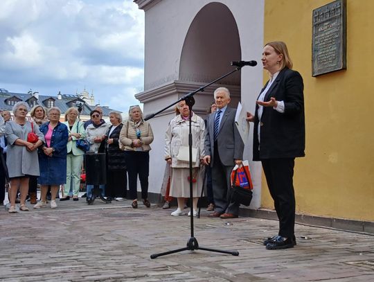 Zamość: Odsłonięcie tablicy pamięci Bogumiły Sawy na Rynku Wielkim [ZDJĘCIA]
