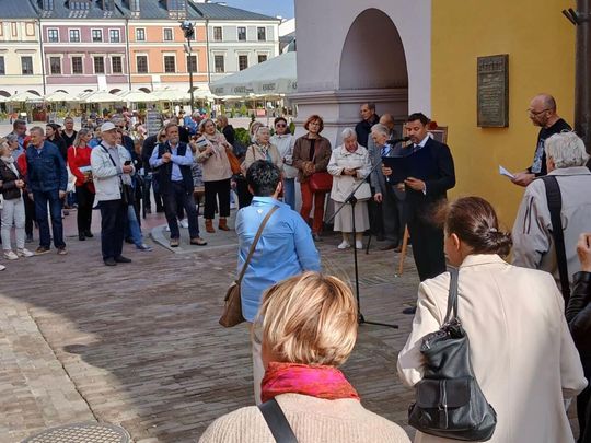 Zamość: Odsłonięcie tablicy pamięci Bogumiły Sawy na Rynku Wielkim [ZDJĘCIA]