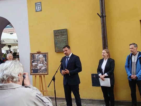 Zamość: Odsłonięcie tablicy pamięci Bogumiły Sawy na Rynku Wielkim [ZDJĘCIA]