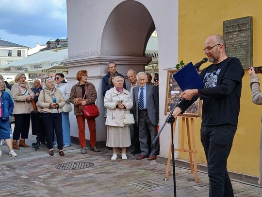 Zamość: Odsłonięcie tablicy pamięci Bogumiły Sawy na Rynku Wielkim [ZDJĘCIA]