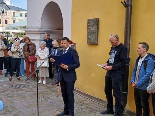 Zamość: Odsłonięcie tablicy pamięci Bogumiły Sawy na Rynku Wielkim [ZDJĘCIA]