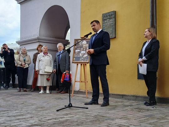 Zamość: Odsłonięcie tablicy pamięci Bogumiły Sawy na Rynku Wielkim [ZDJĘCIA]