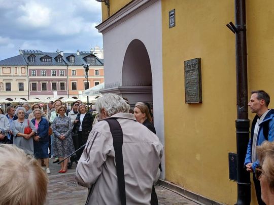 Zamość: Odsłonięcie tablicy pamięci Bogumiły Sawy na Rynku Wielkim [ZDJĘCIA]