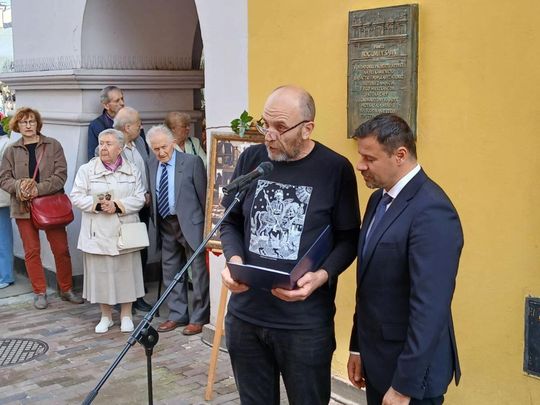 Zamość: Odsłonięcie tablicy pamięci Bogumiły Sawy na Rynku Wielkim [ZDJĘCIA]