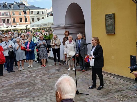Zamość: Odsłonięcie tablicy pamięci Bogumiły Sawy na Rynku Wielkim [ZDJĘCIA]