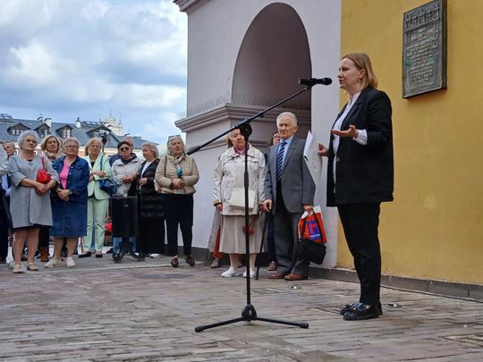 Zamość: Odsłonięcie tablicy pamięci Bogumiły Sawy na Rynku Wielkim [ZDJĘCIA]