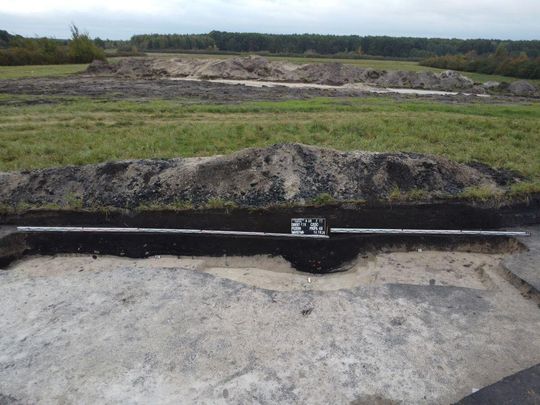 Stanowisko Tarnawatka - Tartak 8. Profil wczesnośredniowiecznego obiektu archeologicznego. Fot. M. Mazurek