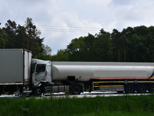 Dwie osobówki i dwie ciężarówki. Wypadek na DK 17 w Dąbrowie Tarnawackiej [ZDJĘCIA]