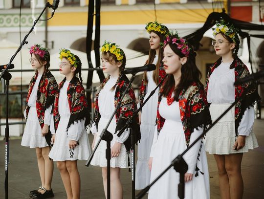 Folk Młodym Głosem. Koncert laureatów na Rynku Wielkim w Zamościu - galeria zdjęć