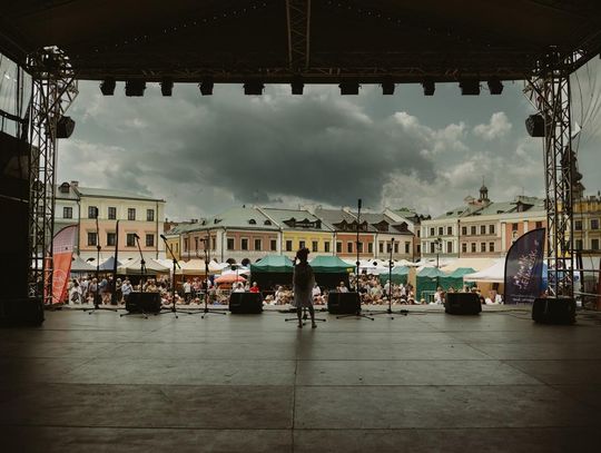 Folk Młodym Głosem. Koncert laureatów na Rynku Wielkim w Zamościu - galeria zdjęć