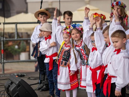Folk Młodym Głosem. Koncert laureatów na Rynku Wielkim w Zamościu - galeria zdjęć