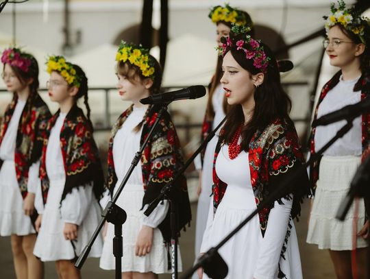 Folk Młodym Głosem. Koncert laureatów na Rynku Wielkim w Zamościu - galeria zdjęć