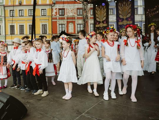 Folk Młodym Głosem. Koncert laureatów na Rynku Wielkim w Zamościu - galeria zdjęć