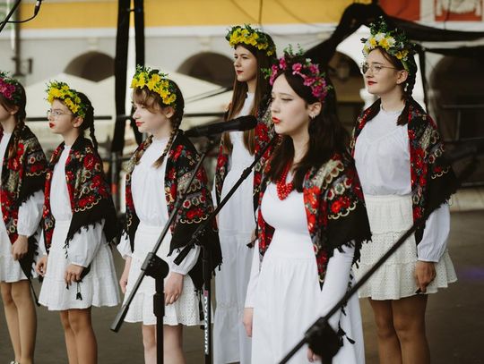Folk Młodym Głosem. Koncert laureatów na Rynku Wielkim w Zamościu - galeria zdjęć