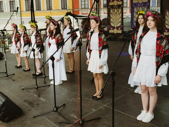 Folk Młodym Głosem. Koncert laureatów na Rynku Wielkim w Zamościu - galeria zdjęć