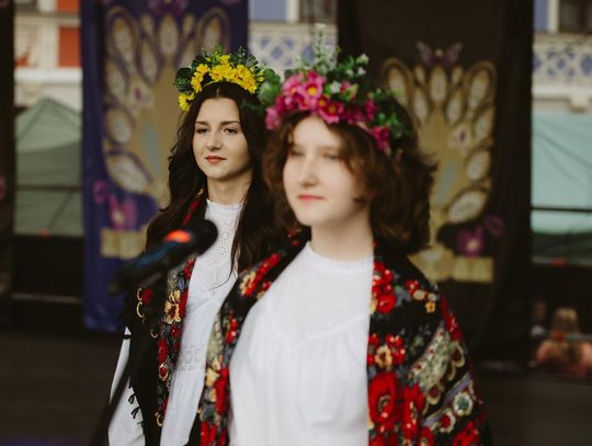 Folk Młodym Głosem. Koncert laureatów na Rynku Wielkim w Zamościu - galeria zdjęć