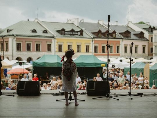 Folk Młodym Głosem. Koncert laureatów na Rynku Wielkim w Zamościu - galeria zdjęć