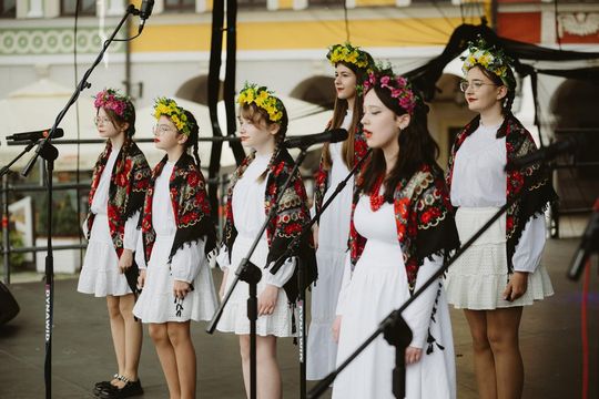 Folk Młodym Głosem. Koncert laureatów na Rynku Wielkim w Zamościu - galeria zdjęć