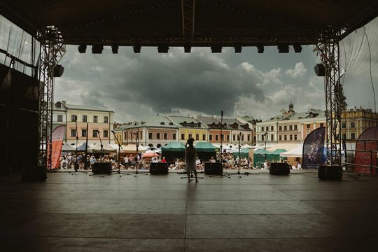 Folk Młodym Głosem. Koncert laureatów na Rynku Wielkim w Zamościu - galeria zdjęć
