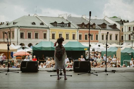 Folk Młodym Głosem. Koncert laureatów na Rynku Wielkim w Zamościu - galeria zdjęć