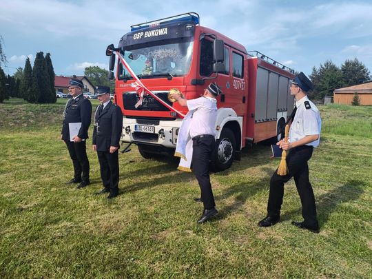 Nowy wóz dla strażaków w Bukowej [ZDJĘCIA]