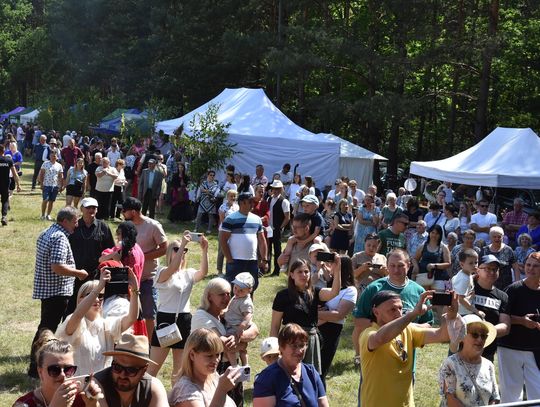 Turnieju Wsi. Hasło tegorocznej imprezy brzmiało „Cygańskim taborem do Okrągłego".