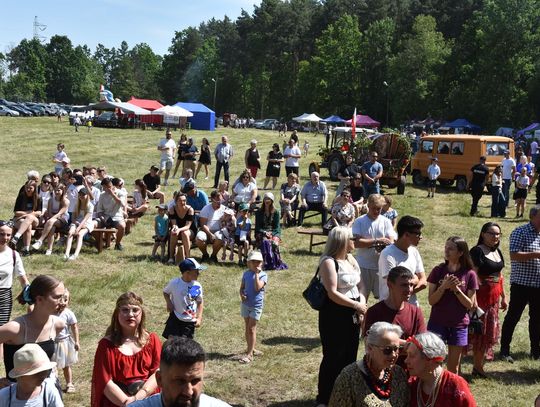 Turnieju Wsi. Hasło tegorocznej imprezy brzmiało „Cygańskim taborem do Okrągłego".