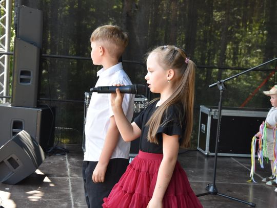 Turnieju Wsi. Hasło tegorocznej imprezy brzmiało „Cygańskim taborem do Okrągłego".