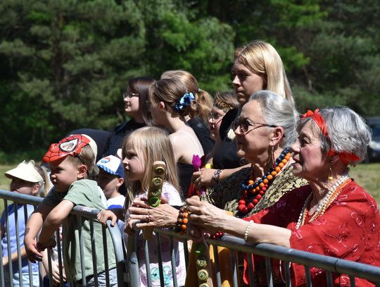 Turnieju Wsi. Hasło tegorocznej imprezy brzmiało „Cygańskim taborem do Okrągłego".