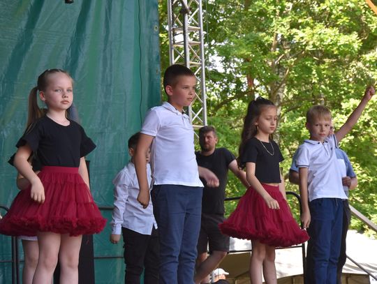 Turnieju Wsi. Hasło tegorocznej imprezy brzmiało „Cygańskim taborem do Okrągłego".