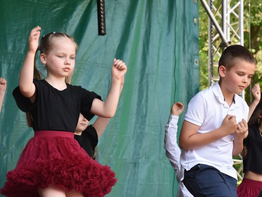 Turnieju Wsi. Hasło tegorocznej imprezy brzmiało „Cygańskim taborem do Okrągłego".