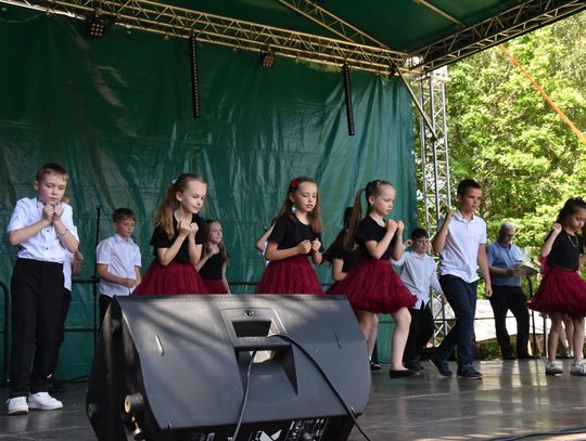 Turnieju Wsi. Hasło tegorocznej imprezy brzmiało „Cygańskim taborem do Okrągłego".