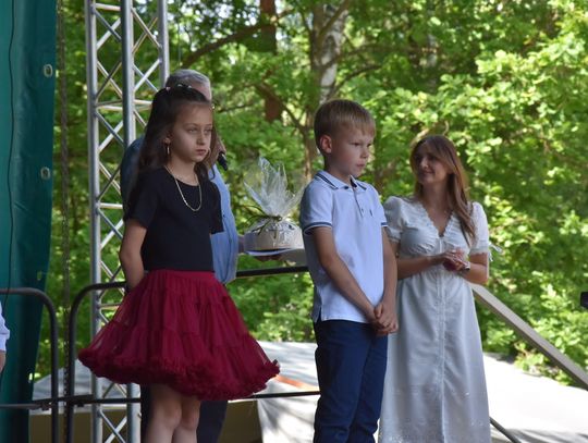 Turnieju Wsi. Hasło tegorocznej imprezy brzmiało „Cygańskim taborem do Okrągłego".