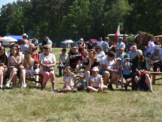 Turnieju Wsi. Hasło tegorocznej imprezy brzmiało „Cygańskim taborem do Okrągłego".